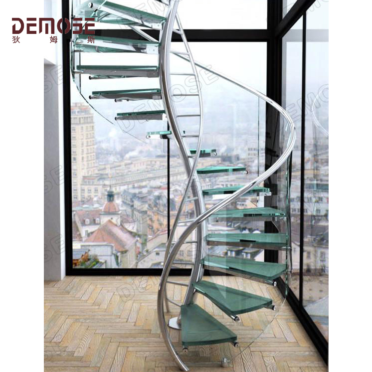 加拿大別墅室內(nèi)玻璃旋轉(zhuǎn)梯工程