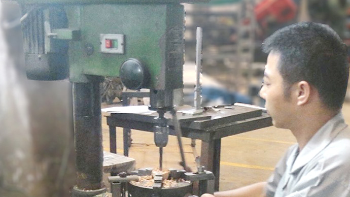 不銹鋼樓梯護欄生產鉆孔、攻牙