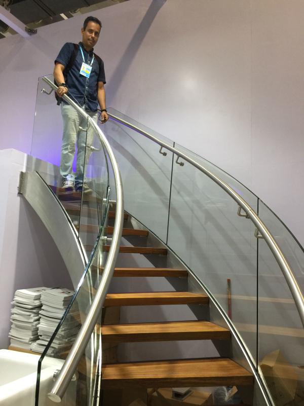 外商被狄姆斯的產(chǎn)品吸引，紛紛爭(zhēng)相與之合影