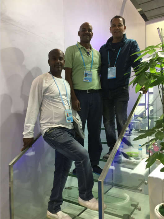 外商被狄姆斯的產(chǎn)品吸引，紛紛爭(zhēng)相與之合影2