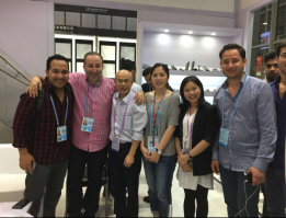 業(yè)務(wù)與客戶合影留念