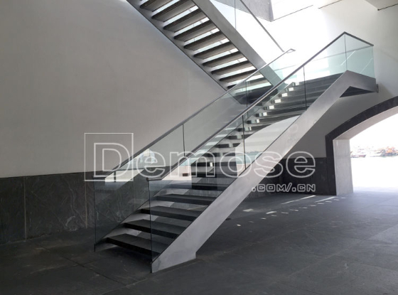 樓梯扶手材質(zhì)怎么選擇？