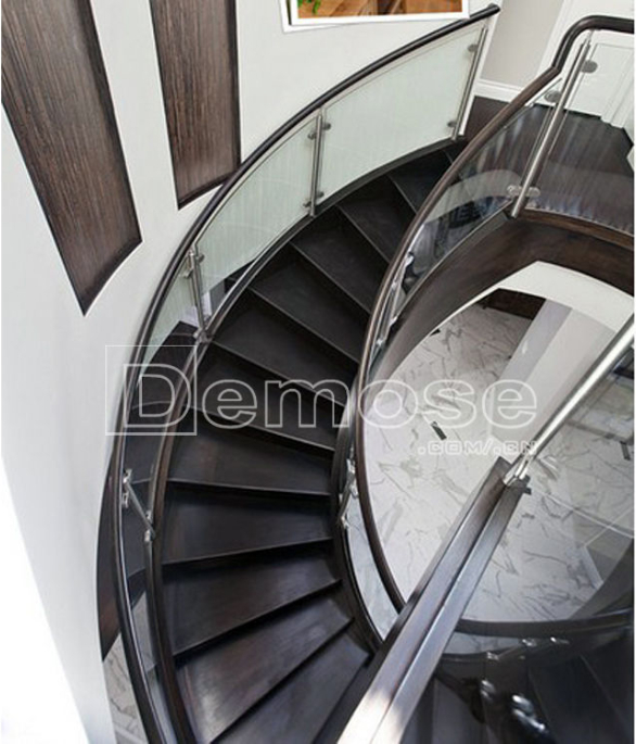 旋轉樓梯扶手設計理念與裝修風格推薦