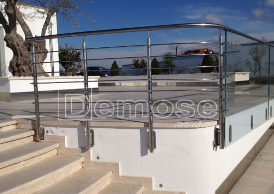 鐵藝護欄和不銹鋼護欄哪個好？