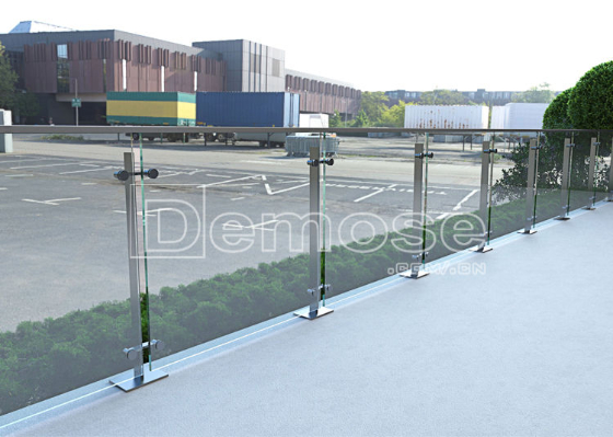 不銹鋼玻璃欄桿與其他材質護欄的對比分析