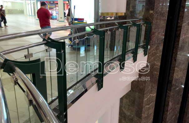 商場玻璃欄桿與樓梯設計的結合