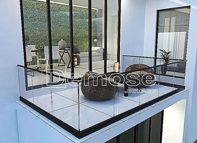 簡(jiǎn)約風(fēng)格中玻璃欄桿的魅力展現(xiàn)