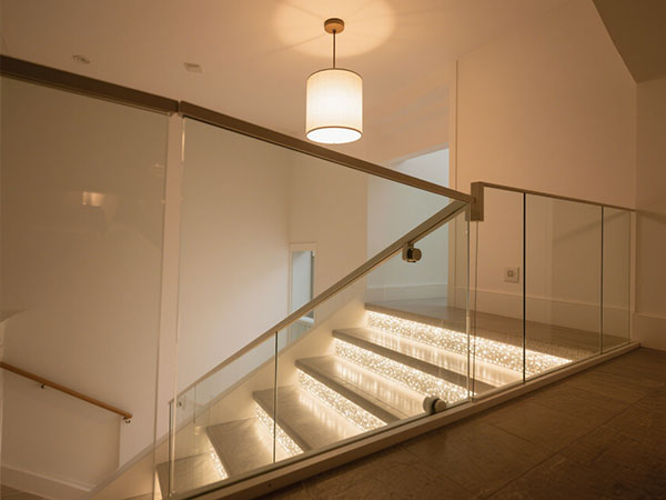 帶玻璃面板的樓梯：現(xiàn)代空間的通透美學(xué)與安全設(shè)計