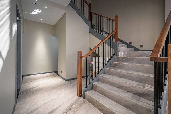 建筑欄桿安全規(guī)范全解：高度標(biāo)準(zhǔn)與人性化設(shè)計(jì)的精準(zhǔn)平衡