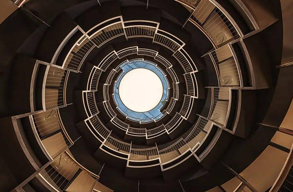 旋轉樓梯：在力學與美學間起舞的永恒經典